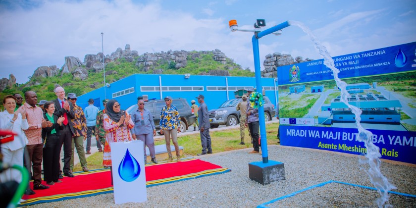 Rais wa Jamhuri ya muungano wa Tanzania Mhe. Dkt Samia Suluhu Hassan na viongozi wengine  katika uzinduzi wa mradi wa maji wa Butimba Julai 2025.